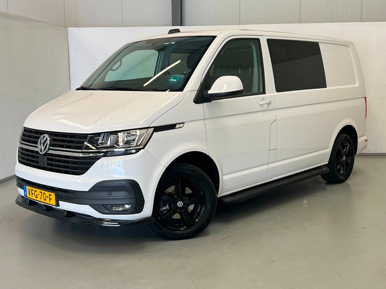 Volkswagen Transporter - 2.0 TDI Dub. Cabine / 5-pers / NL-auto / CarPlay - AutoWereld.nl