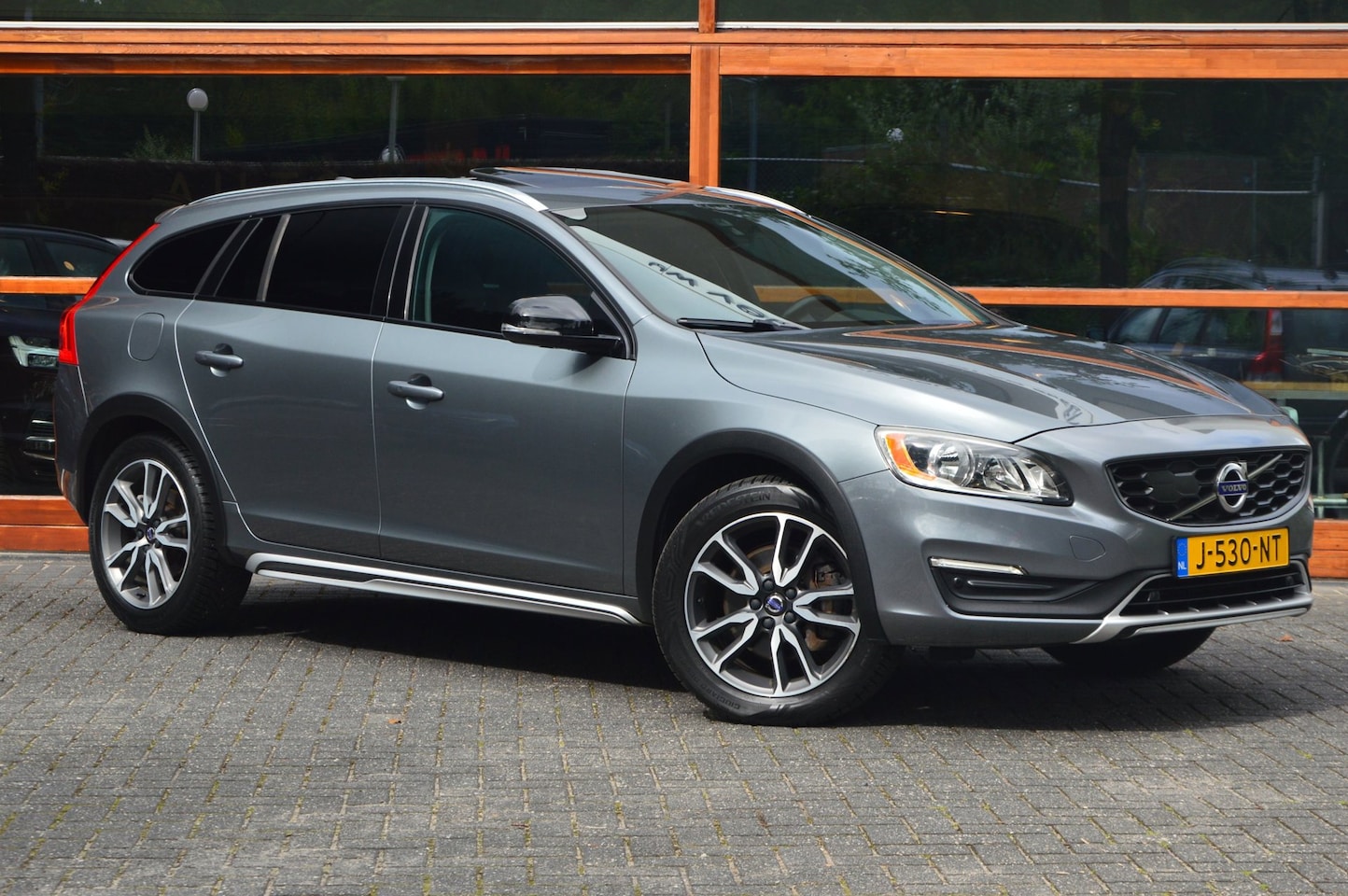 Volvo V60 Cross Country - 2.0 T5 AWD Polar+ | Panoramdak | Camera | Stoel + Stuur Verwarmd | BLIS | Dealer onderhoud - AutoWereld.nl