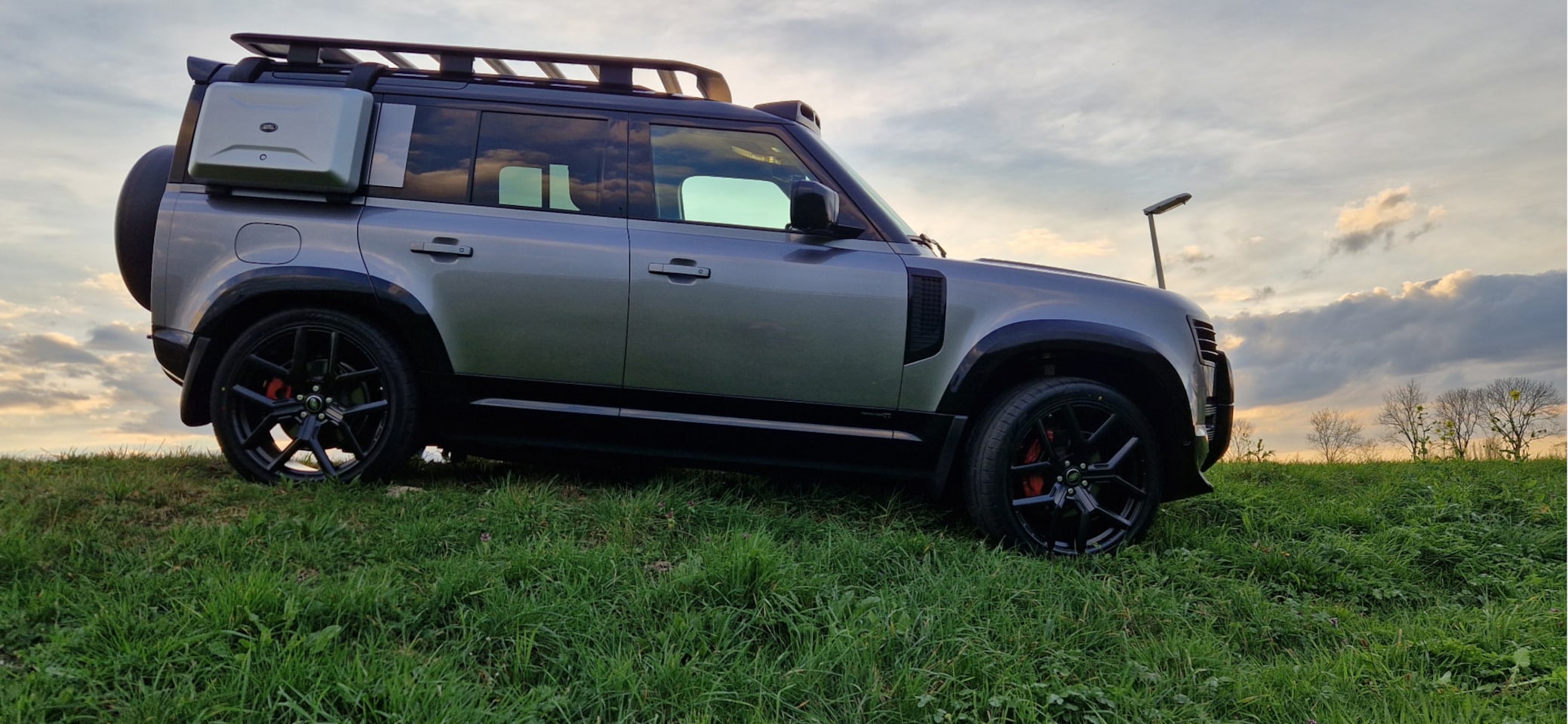 Land Rover Defender 110 - 3.0 P400 X-Dynamic HSE * V6 * EYE-CATCHER * URBAN edition !! - AutoWereld.nl