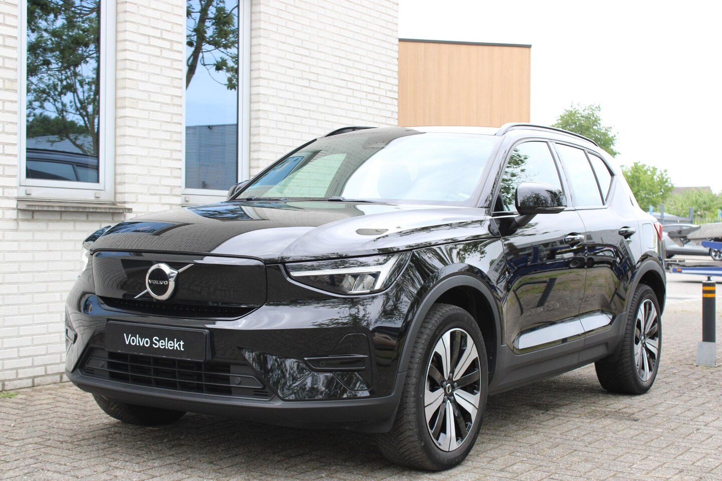 Volvo XC40 - Recharge Core | Google Maps navigatie | All-season banden | Trekhaak, semi elektrisch inkl - AutoWereld.nl