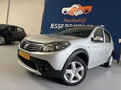 Dacia Sandero Stepway - 1.6 / bj.2012 / kleur: grijs / airco / sportvelgen / 5 deurs / stereo/NAP met 169962 km.en