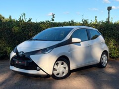 Toyota Aygo - 1.0 VVT-i x-play Led / Bluetooth / camera / NAP/NW-APK