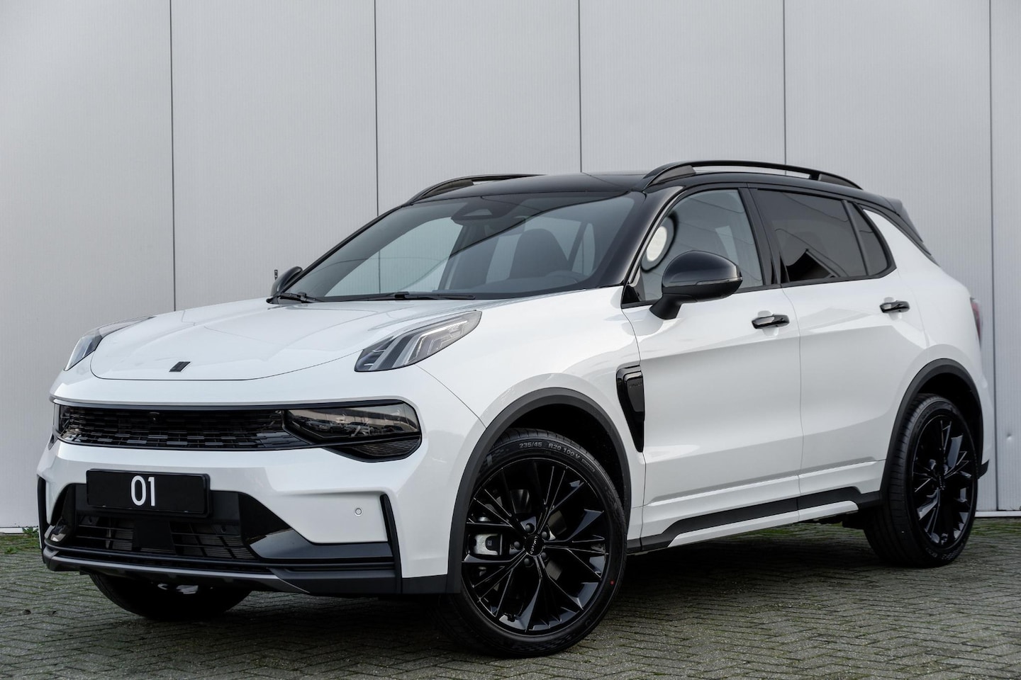 Lynk & Co 01 - 276PK More | 360 Graden Camera | Harman Kardon | Panoramadak | Elektrisch bedienbare voors - AutoWereld.nl