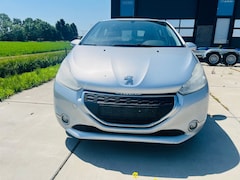 Peugeot 208 - 1.2 VTi Blue Lease Rijdbaarmotorstoring en lichte zij schade
