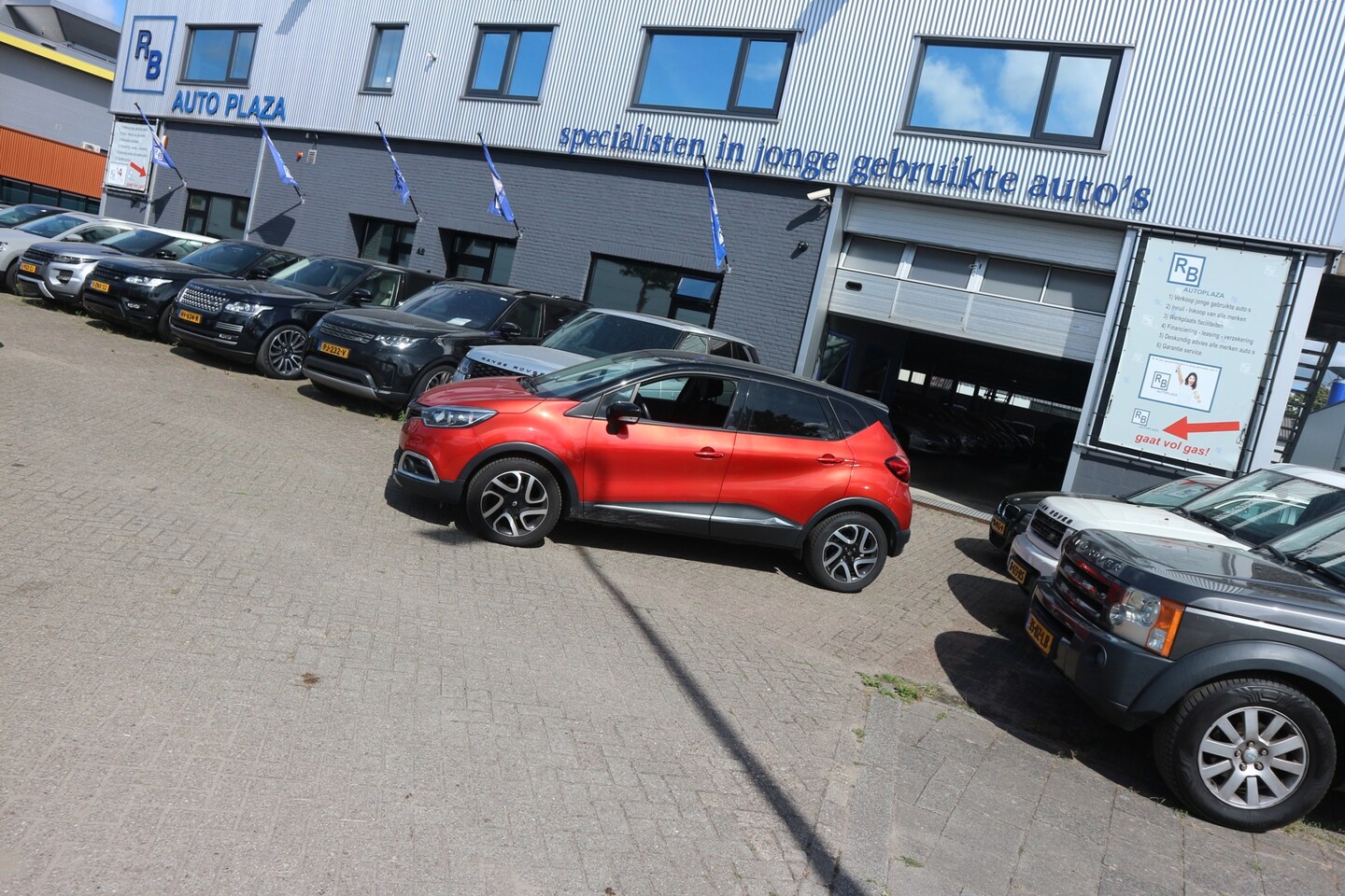Renault Captur - 0.9 TCe Helly Hansen / Full Options / RED PACK ! ! ! - AutoWereld.nl