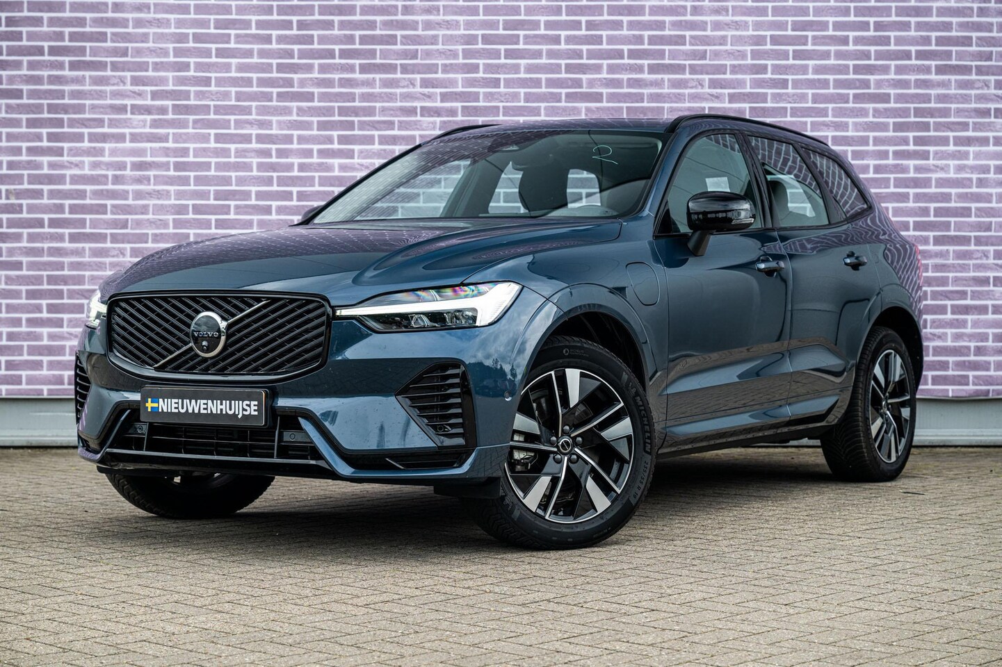 Volvo XC60 - 2.0 T6 Plug-in hybrid AWD Plus Dark | SOH 100% | Trekhaak | Head-Up Display | Panoramadak - AutoWereld.nl