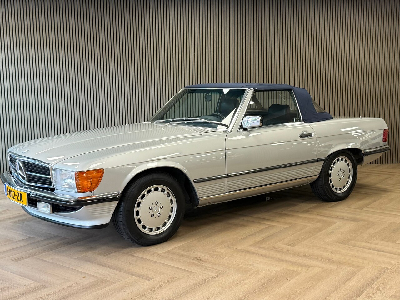 Mercedes-Benz SL-klasse Cabrio - 560SL V8 R107 AUTOMAAT | 1989 | 127.446 km - AutoWereld.nl