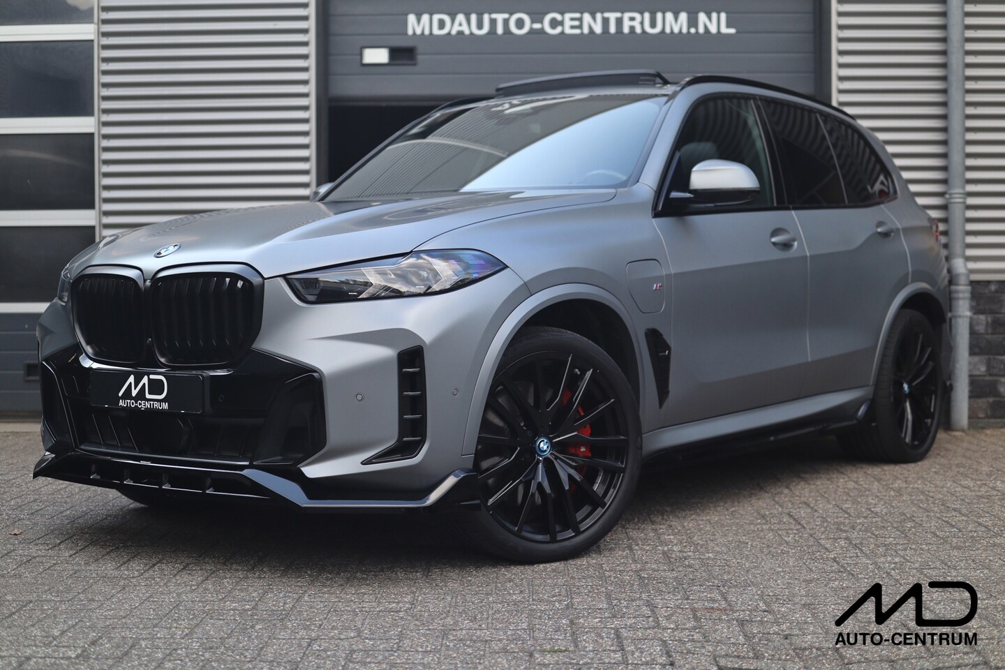 BMW X5 - XDrive50e M-Sport Pro| Frozen Grey| 22 inch| Maxton| Pano| Softclose - AutoWereld.nl