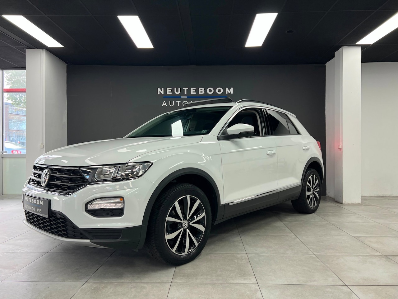 Volkswagen T-Roc - 1.5 TSI Elek.koffer|Camera | Virtual | Pano - AutoWereld.nl