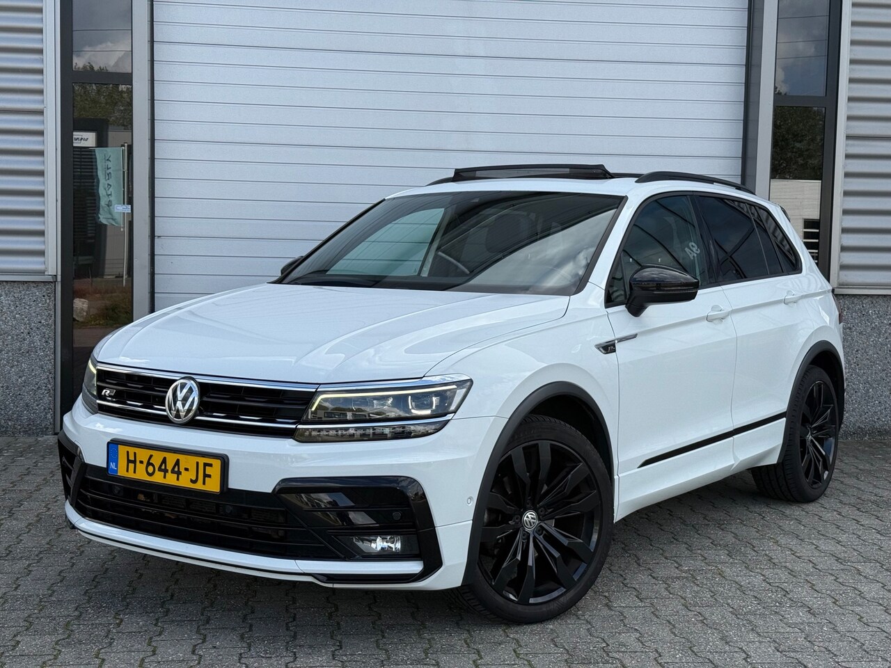 Volkswagen Tiguan - 1.5 TSI ACT R-line Pano Xenon org NL - AutoWereld.nl
