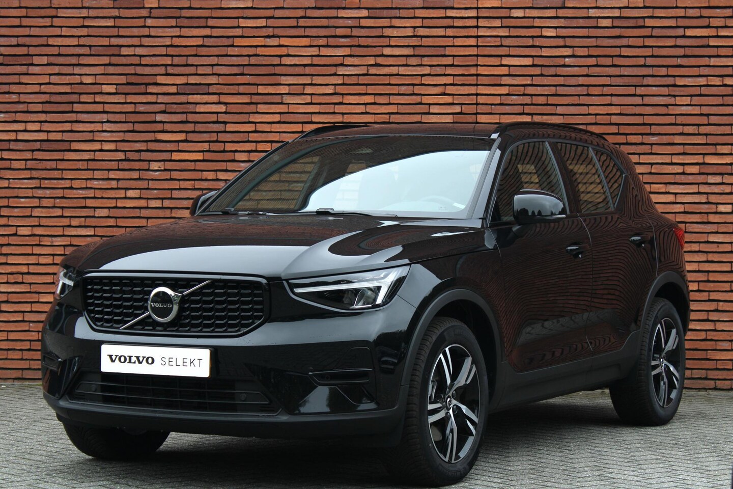 Volvo XC40 - B4 Plus Dark | Trekhaak | Verwarmbare voorstoelen en stuurwiel |  Adaptieve cruise control - AutoWereld.nl