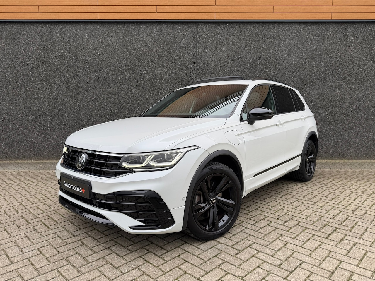 Volkswagen Tiguan - 1.4 TSI eHybrid R-Line Pano IQ Light Matrix Trekhaak Ambi - AutoWereld.nl