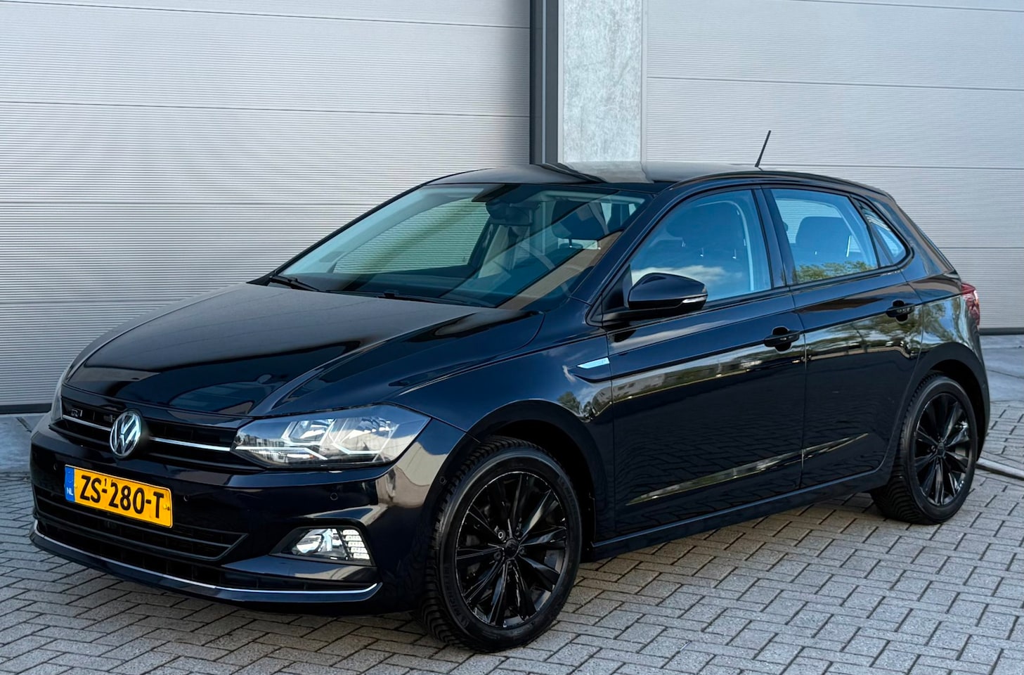 Volkswagen Polo - 1.0 TSI Highline R Zwart 2019 APK|ACC|PDC - AutoWereld.nl