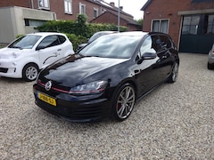 Volkswagen Golf - 2.0 TSI GTI Navigatie, Achteruitrijcamera, Climate controle, 19" Lichtmetalen velgen,