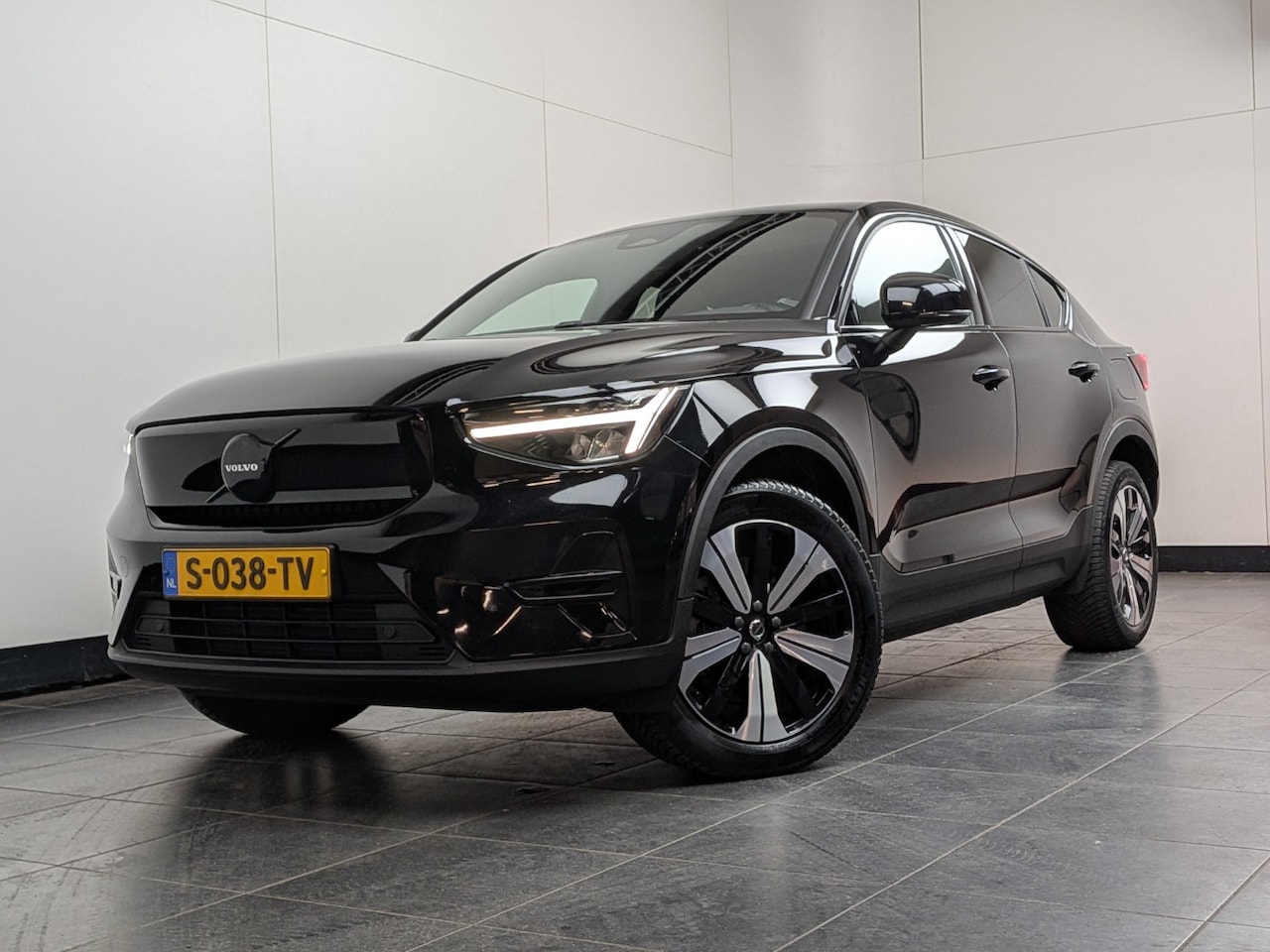 Volvo C40 - Recharge Core 69 kWh | Panorama dak | Stoel- Stuurverwarming | Warmtepomp | Keyless | Appl - AutoWereld.nl