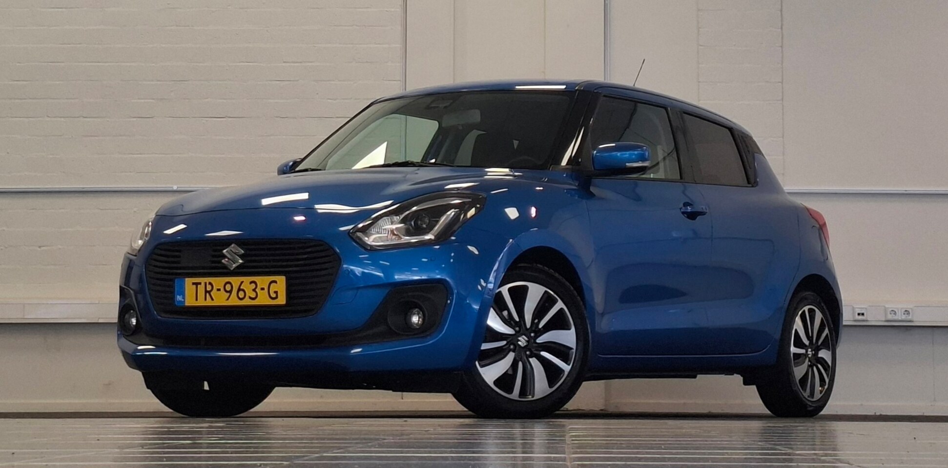 Suzuki Swift - 1.0i Stijl Automaat Apple Carplay/Android Auto Parkeerhulp Mooi! - AutoWereld.nl