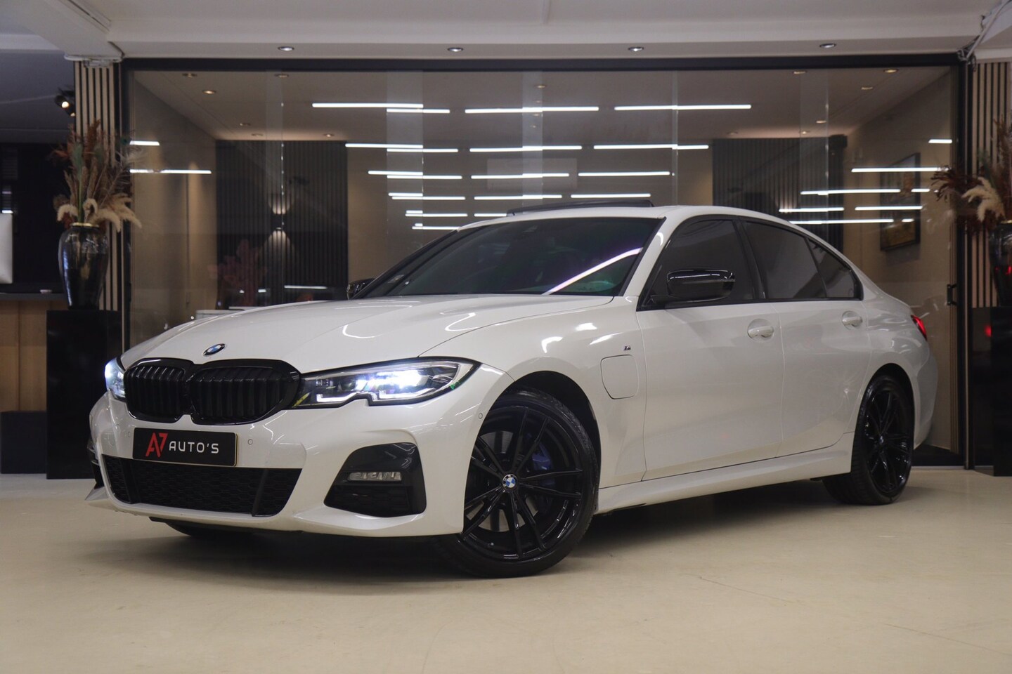 BMW 3-serie - 330e High Executive M Sport /PANO/SFEER/CARPLAY/CAM/BOMVOL - AutoWereld.nl