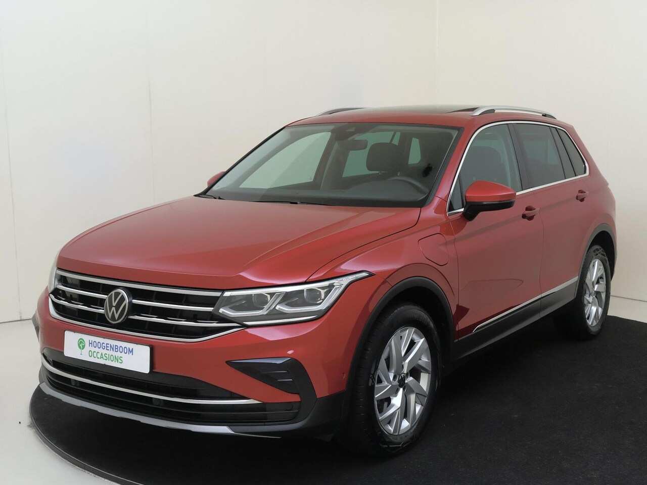 Volkswagen Tiguan - 1.4 TSI eHybrid Elegance | Panoramadak | Trekhaak | Achteruitrijcamera | Bestuurdersstoel - AutoWereld.nl