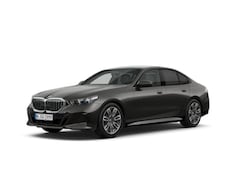 BMW 5-serie - Sedan 520i | M-Sport | Comfort Pack | Travel Pack | Harman/Kardon | Panoramadak | Comfort