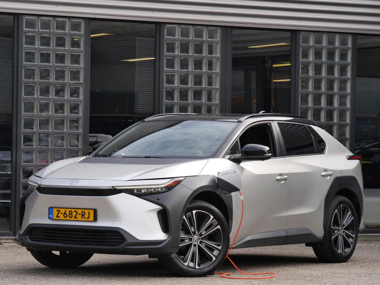 Toyota bZ4X - 71kWh/ BI-TONE/ PANORAMADAK/ ELEKT. STOEL/ ELEKT. KLEP/ SOH 96% - AutoWereld.nl