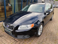 Volvo V70 - 2.5FT Momentum Automaat 230PK H.LEER / XENON / TREKHAAK