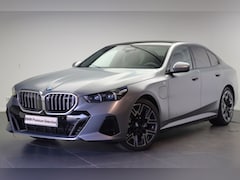BMW 5-serie - 530e M Sport Automaat / Panoramadak / Adaptieve LED / Comfort Access / Stoelventilatie / P