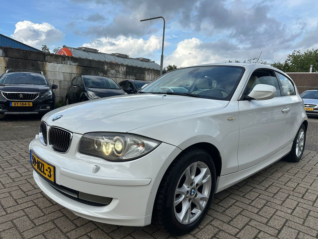 BMW 1-serie - 120i AIRCO/ XENON/ LEER/ LM VELGEN! - AutoWereld.nl