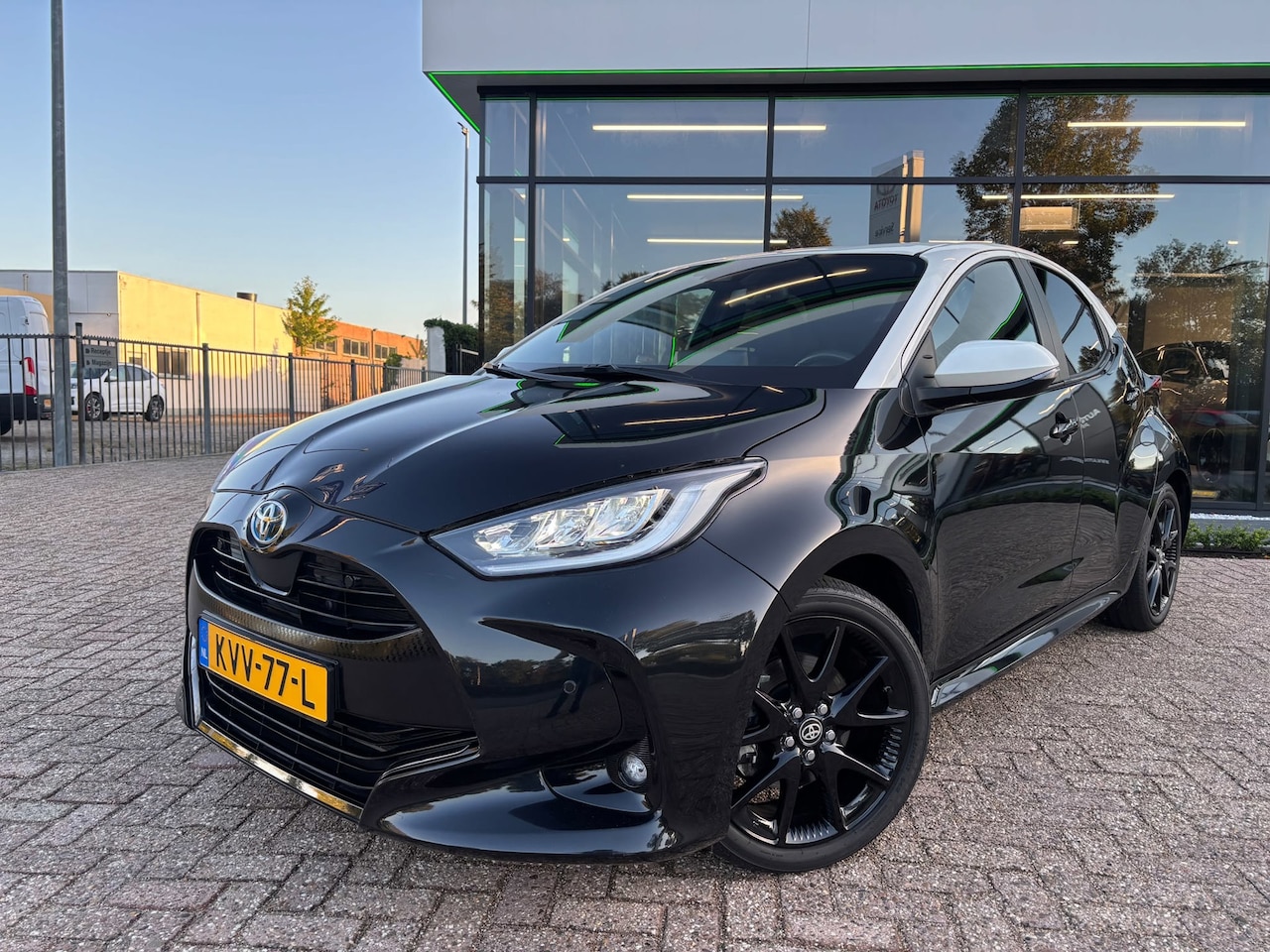 Toyota Yaris - 1.5 Hybrid Executive|hud|bi-tone - AutoWereld.nl