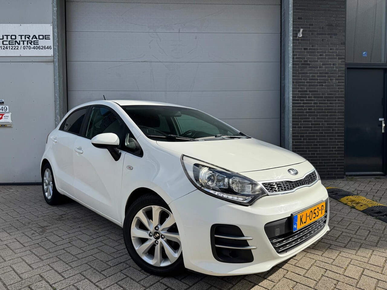 Kia Rio - 1.2 CVVT DynamicLine [Achteruitrijcamera | Navi | Cruise | Bluetooth] - AutoWereld.nl