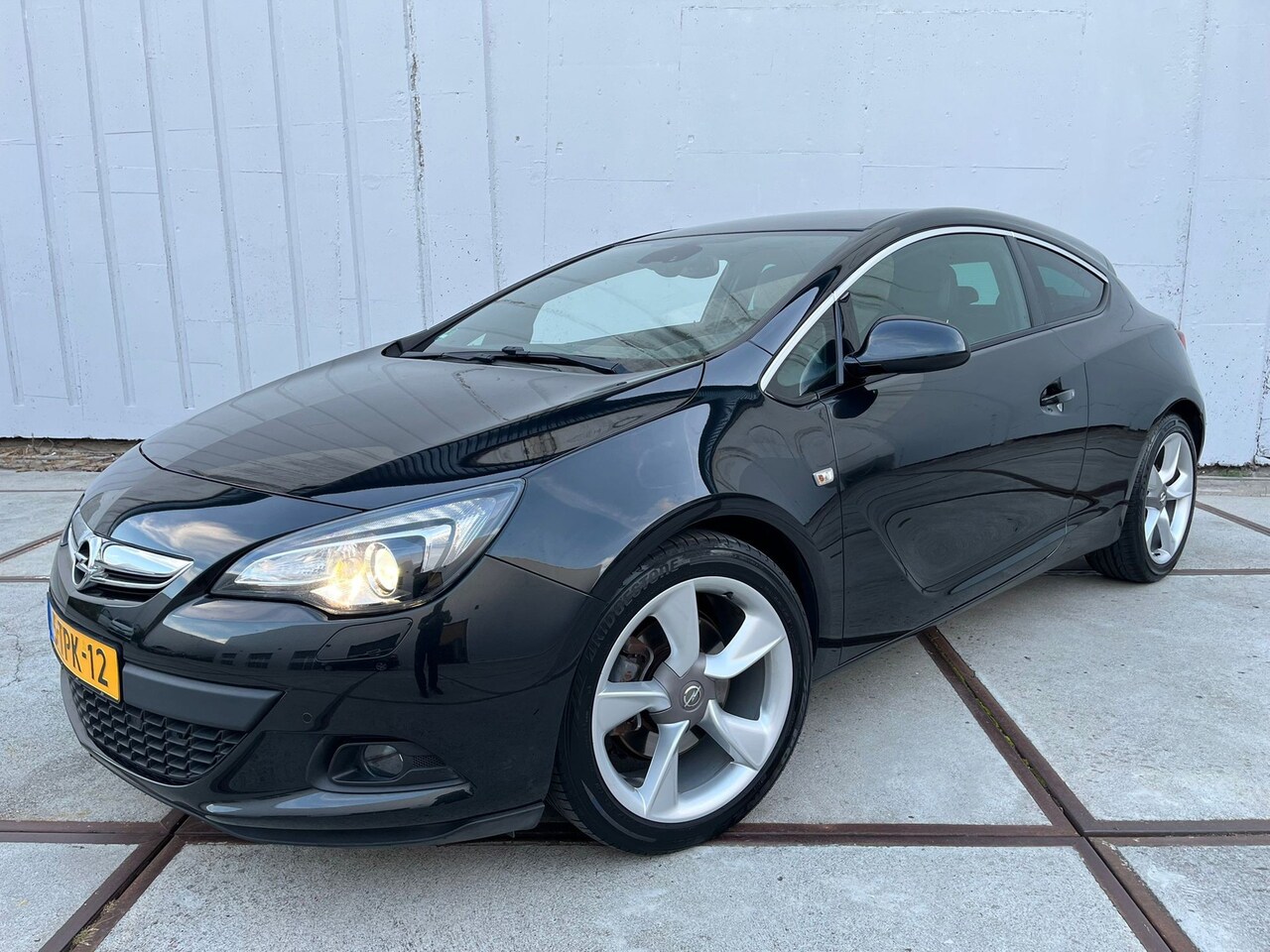 Opel Astra GTC - 1.6 Turbo 200 pk Sport | NAP | clima | navi | sensoren | sportstoelen | 19"velgen | ledere - AutoWereld.nl