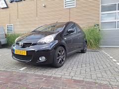 Toyota Aygo - | 1.0-12V Dynamic Navigator | Airco | Navigatie | 2e eigenaar |