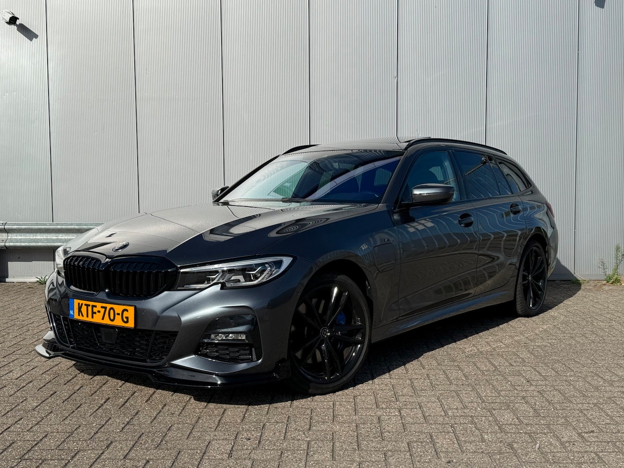 BMW 3-serie Touring - 330e xDrive High Executive | Panoramadak | M-Pakket | Elektrische voorstoelen | Head-up Di - AutoWereld.nl