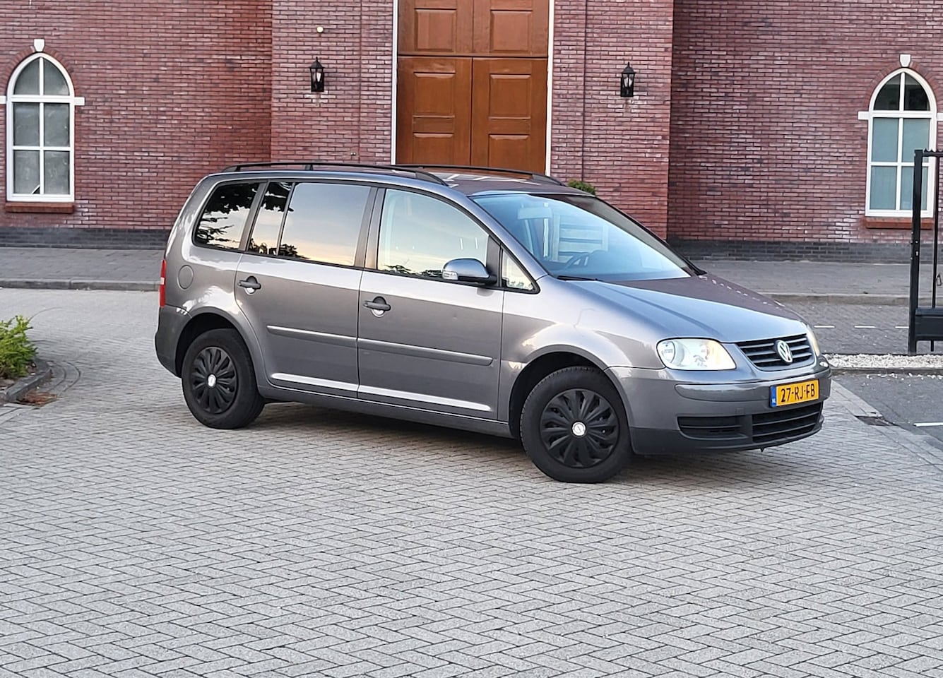 Volkswagen Touran - 1.6 Business / AIrco / Navi / Cruise control / Nap / Trekhaak - AutoWereld.nl