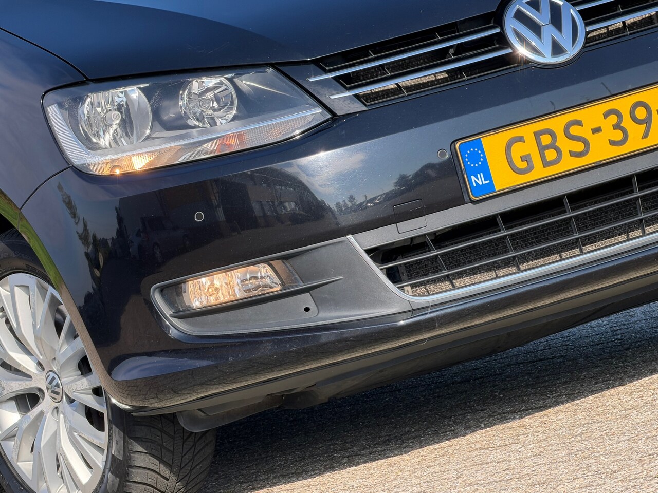 Volkswagen Sharan - 1.4 TSI Highline 7pers. Automaat - Deep Black Pearl - Clima/Camera/Cruise - AutoWereld.nl