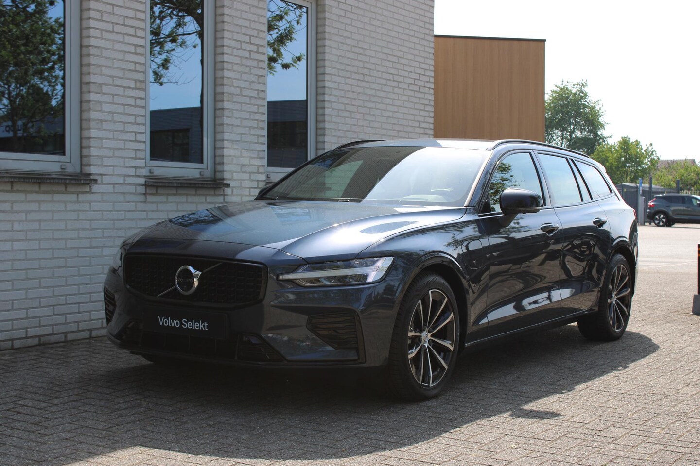 Volvo V60 - T8 Plug-in hybrid Aut. AWD Plus Dark | Apple carplay/ Android auto | Electronic climate co - AutoWereld.nl