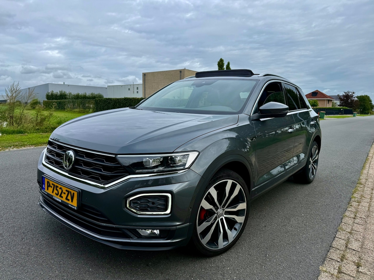 Volkswagen T-Roc - 1.5 TSI 3X R-LINE/PANO/VIRTUAL/APK - AutoWereld.nl