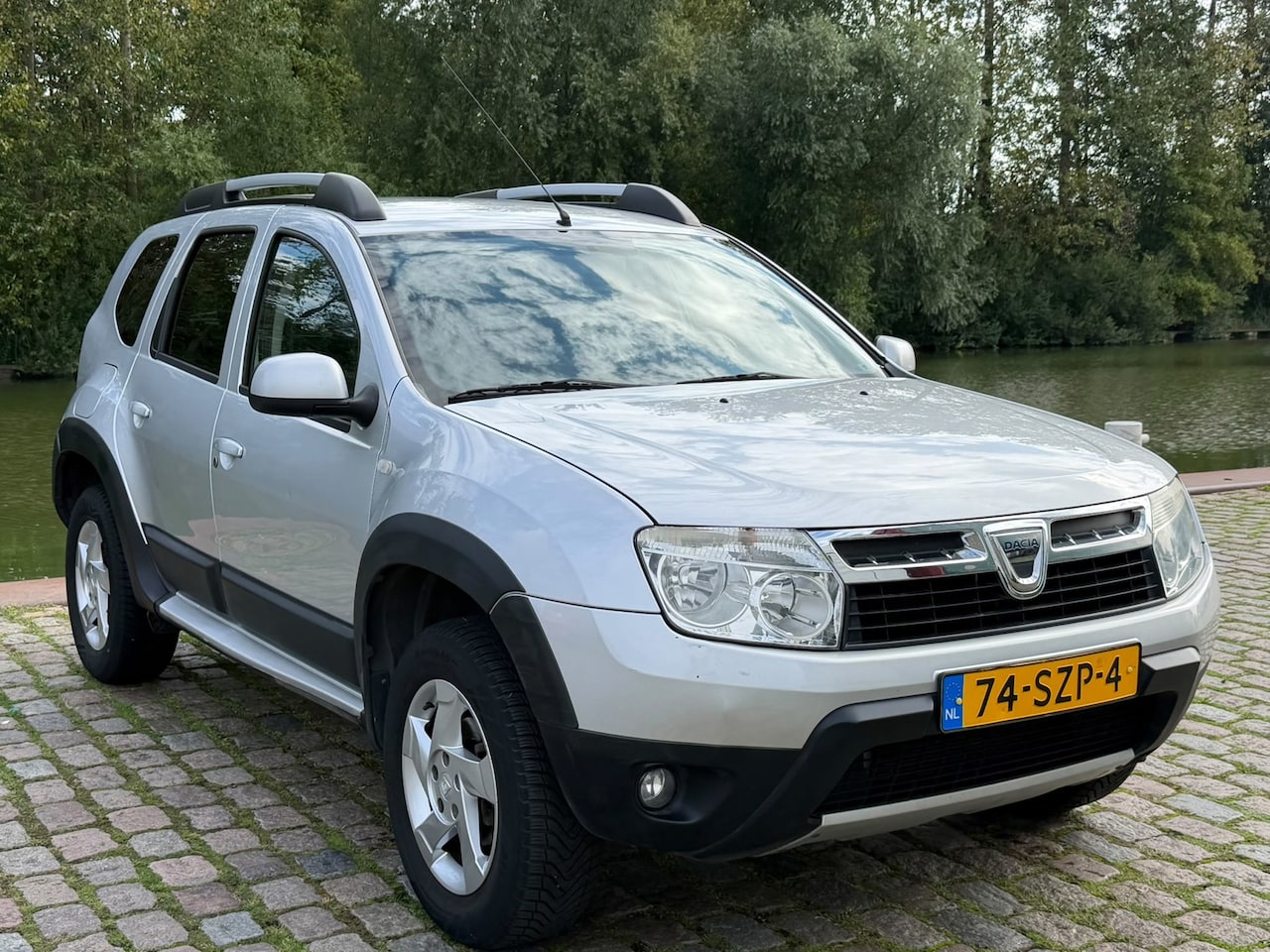 Dacia Duster - 1.6 Aniversare 2wd 1e eigenaar uniek km org nl auto trekhaak airco elektrische ramen leerb - AutoWereld.nl