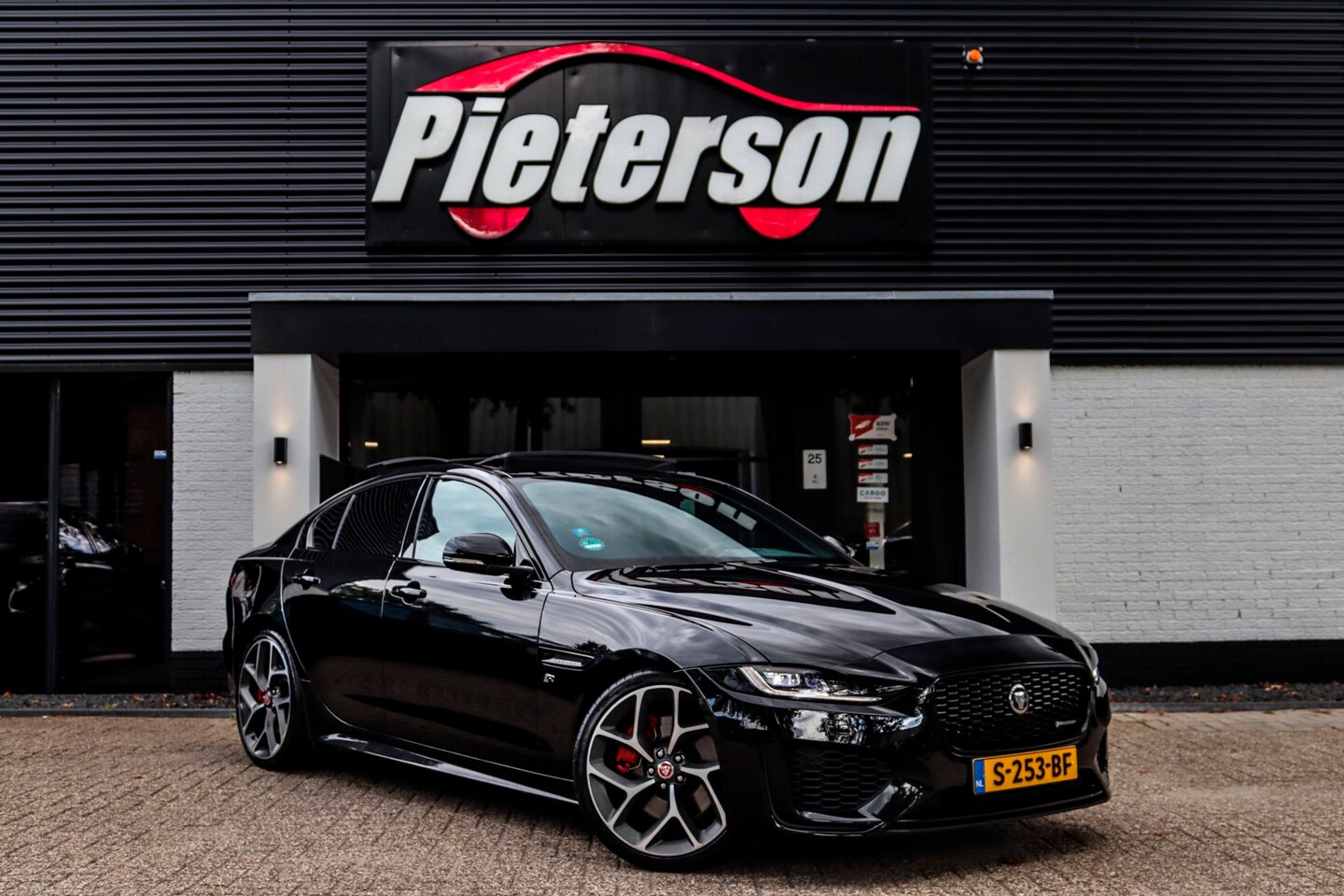 Jaguar XE - 2.0 P250 R-Dynamic HSE PANO LEDER CAMERA VIRTUAL - AutoWereld.nl