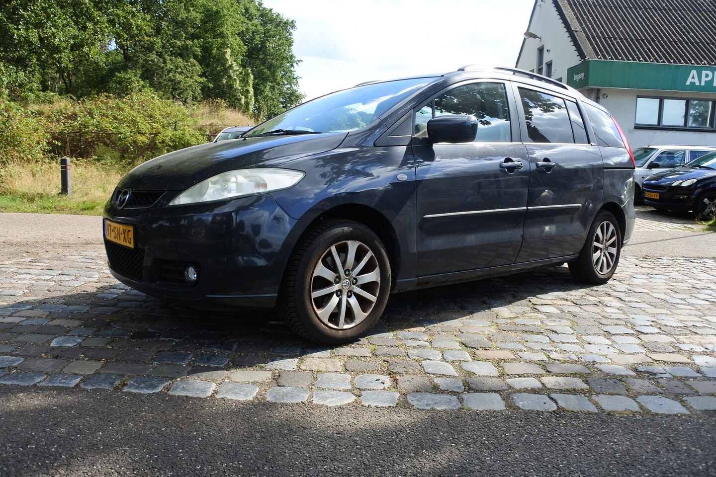 Mazda 5 - 1.8 Executive 7 pers. airco nw apk 10-9-2027 goed rijdend , lm . velgen - AutoWereld.nl