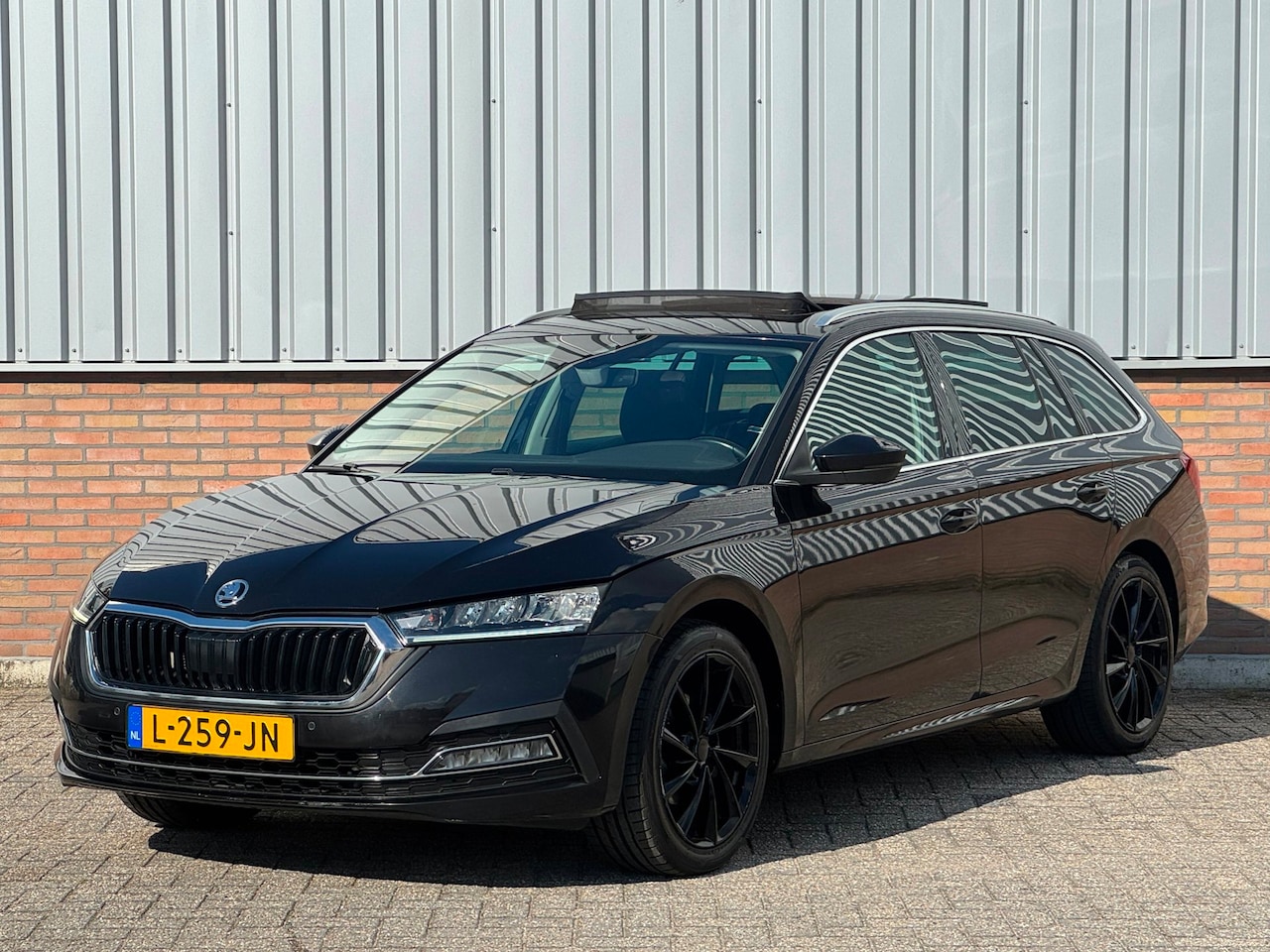 Skoda Octavia Combi - 1.0 e-TSI Business Edition Plus Panorama/ Camera/ Trekhaak - AutoWereld.nl