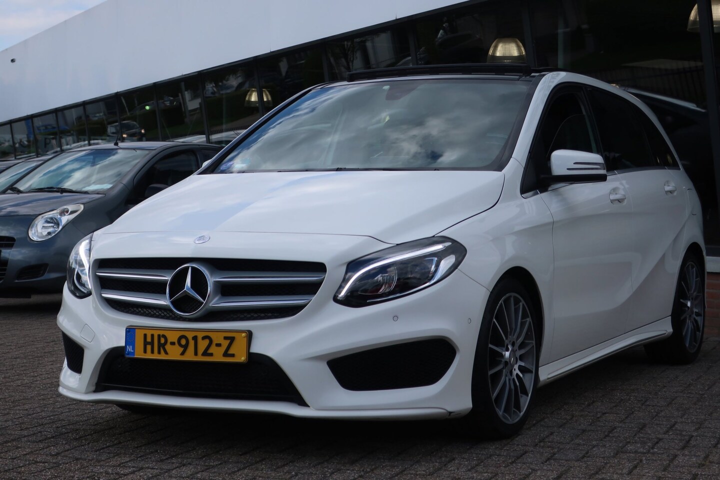 Mercedes-Benz B-klasse - 180 Ambition AMG 2e EIG_LED_PANO_NAVI_PDC V+A_19-INCH. - AutoWereld.nl