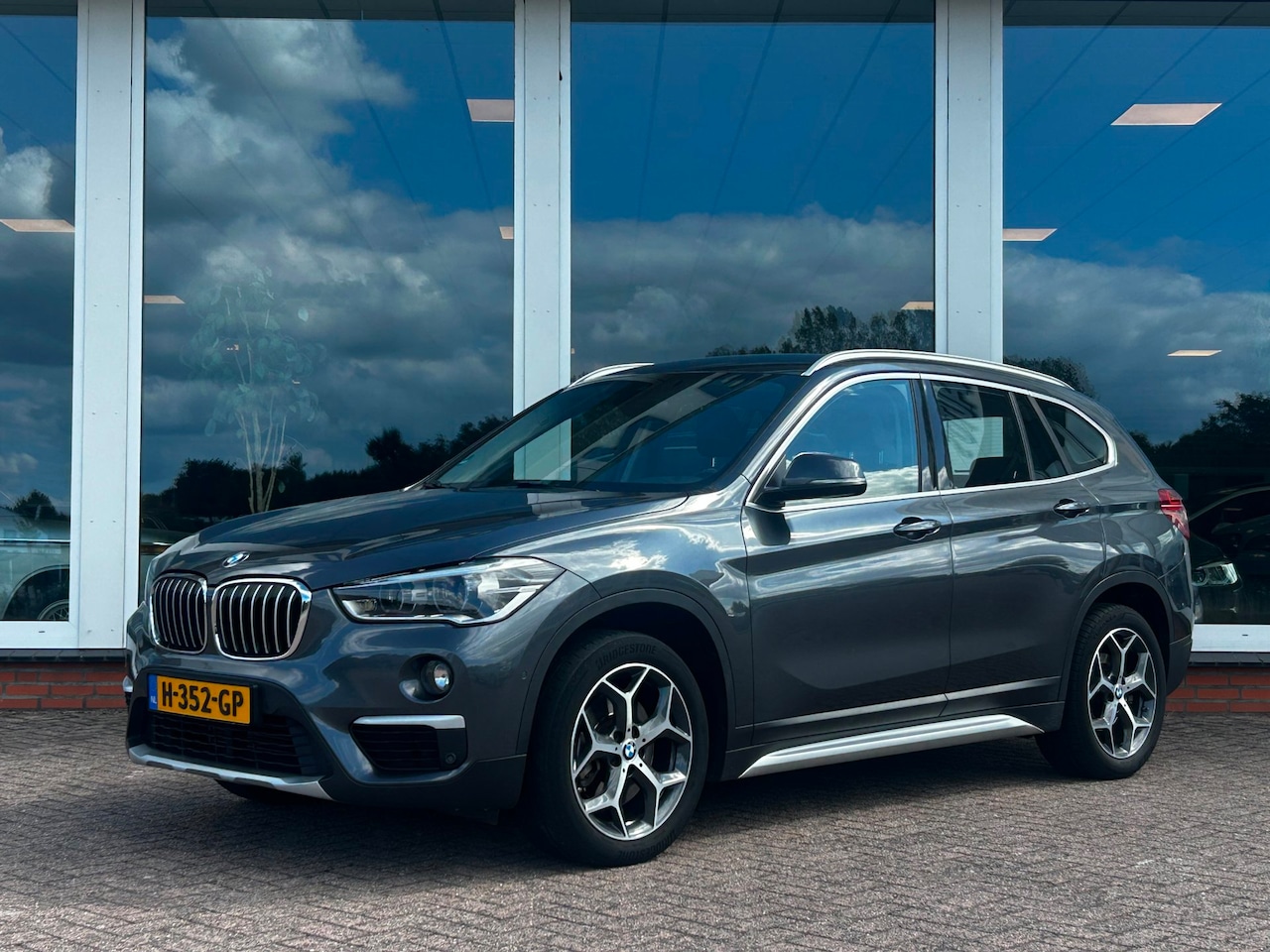 BMW X1 - XDrive20i AUT. - Executive - Navi - PDC - LM - Trekhaak - AutoWereld.nl