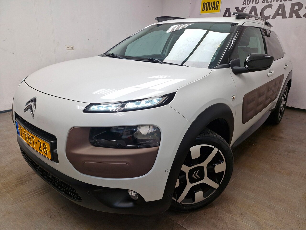 Citroën C4 Cactus - 1.2 e-VTi Shine GARANTIE ! AIRCO ! NIEUWE APK ! NAVIGATIE ! - AutoWereld.nl