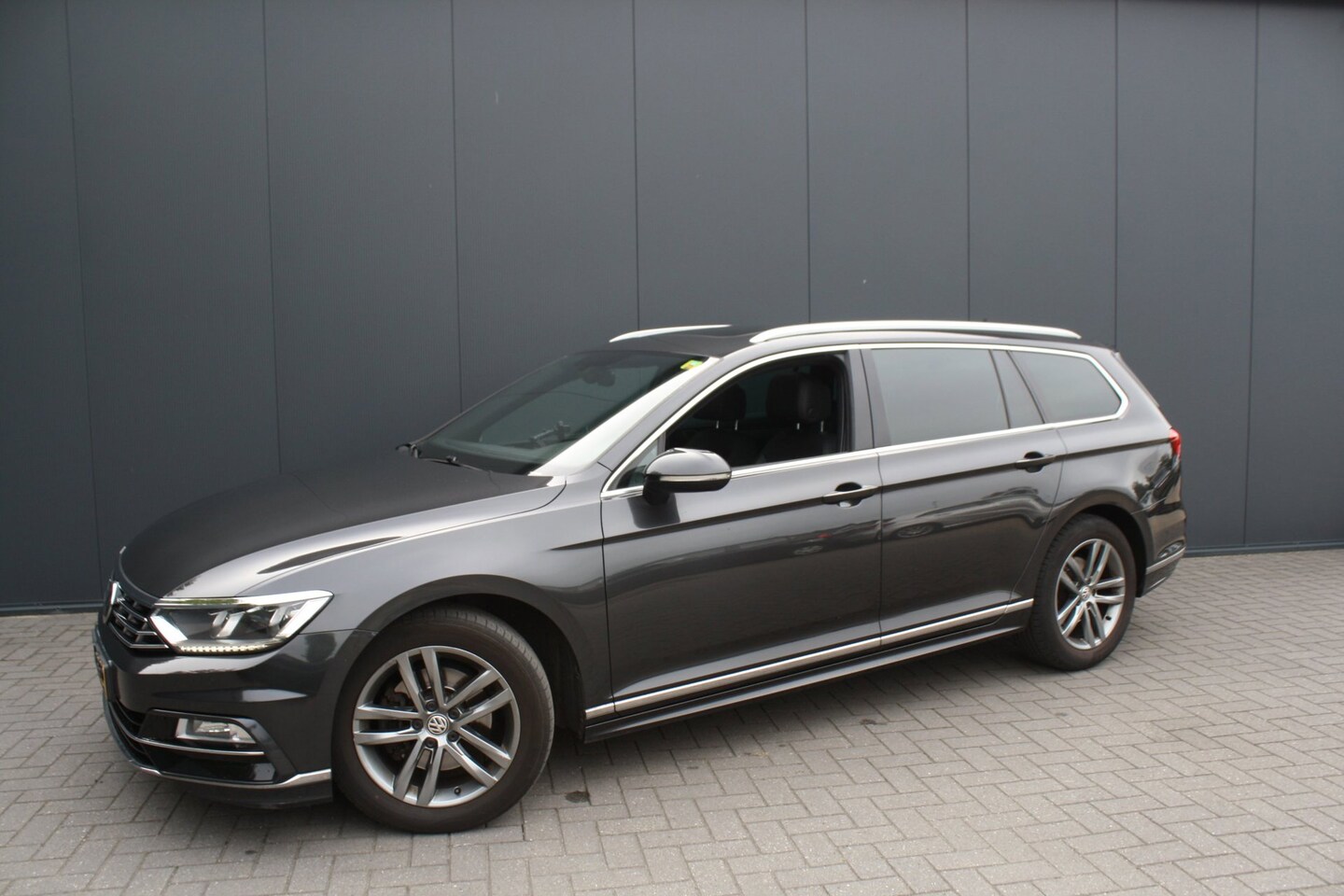 Volkswagen Passat Variant - 1.6 TDI Highline Business R - NAVIGATIE - CAMERA - PANORAMAMDAK - TREKHAAK - AutoWereld.nl