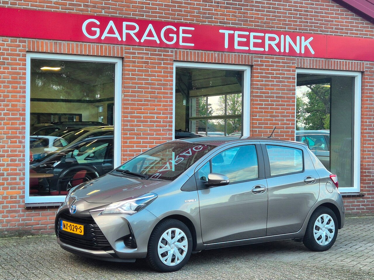 Toyota Yaris - 1.5 Hybrid Aspiration 73PK 5drs AUTOMAAT clima, cruise, camera, elektr.ramen, trekhaak - AutoWereld.nl