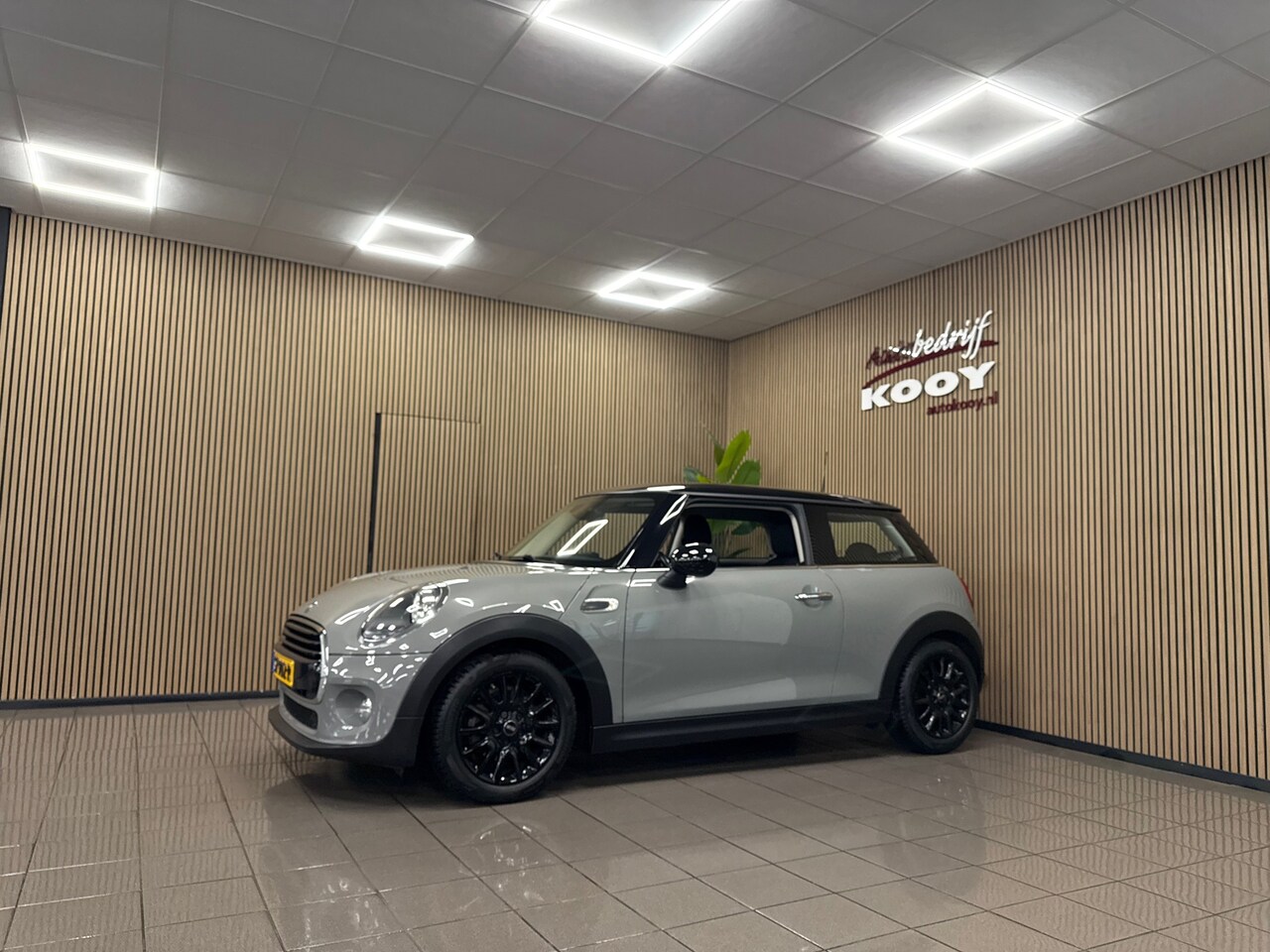 MINI 3-Deurs - 1.5 Cooper * Automaat / 1e Eig / Navigatie / LM Velgen / Cruise control / NL Auto * - AutoWereld.nl