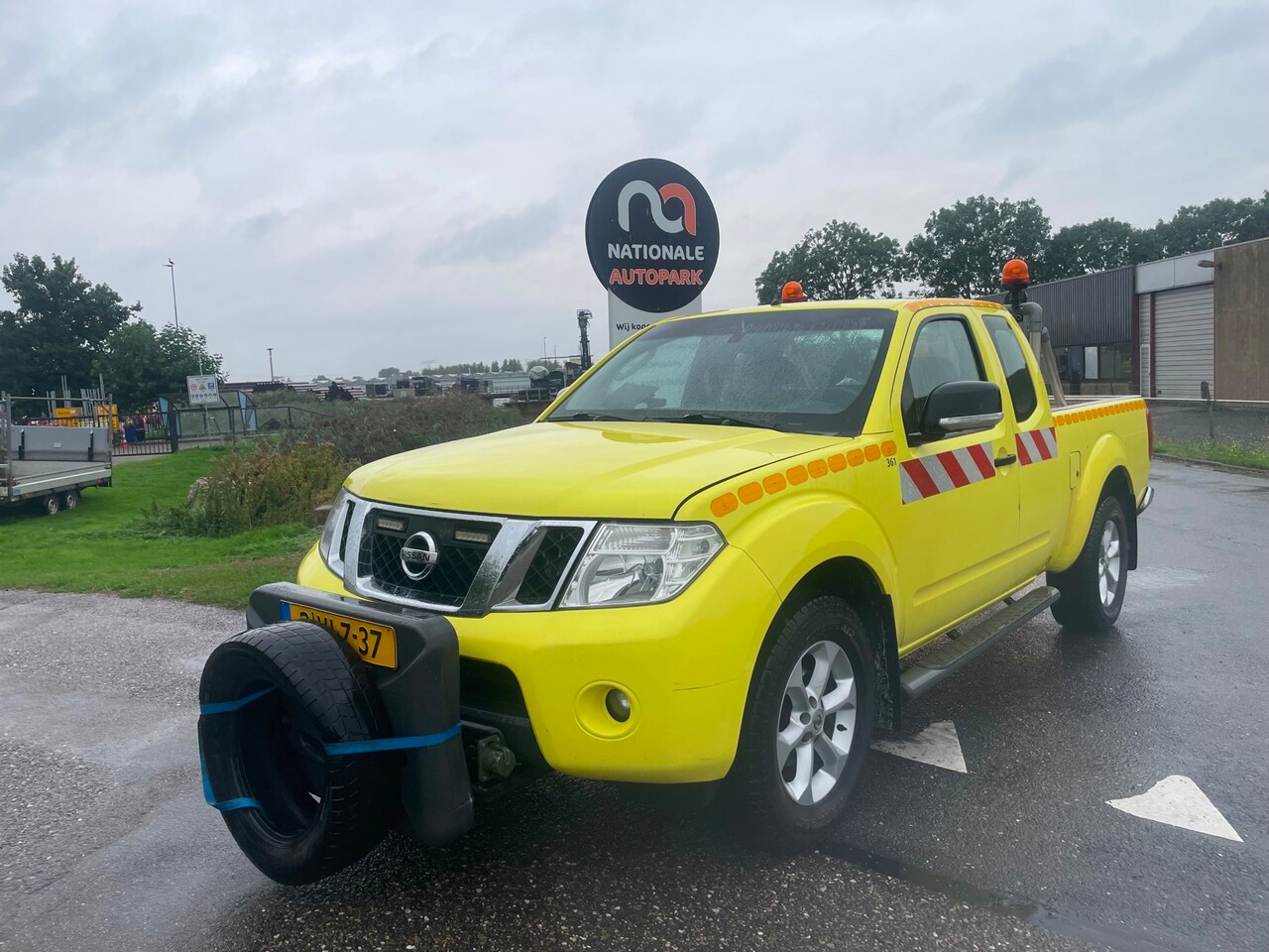 Nissan Navara - 2.5 DCI | 2011 | king Cab | Strooiwagen - AutoWereld.nl