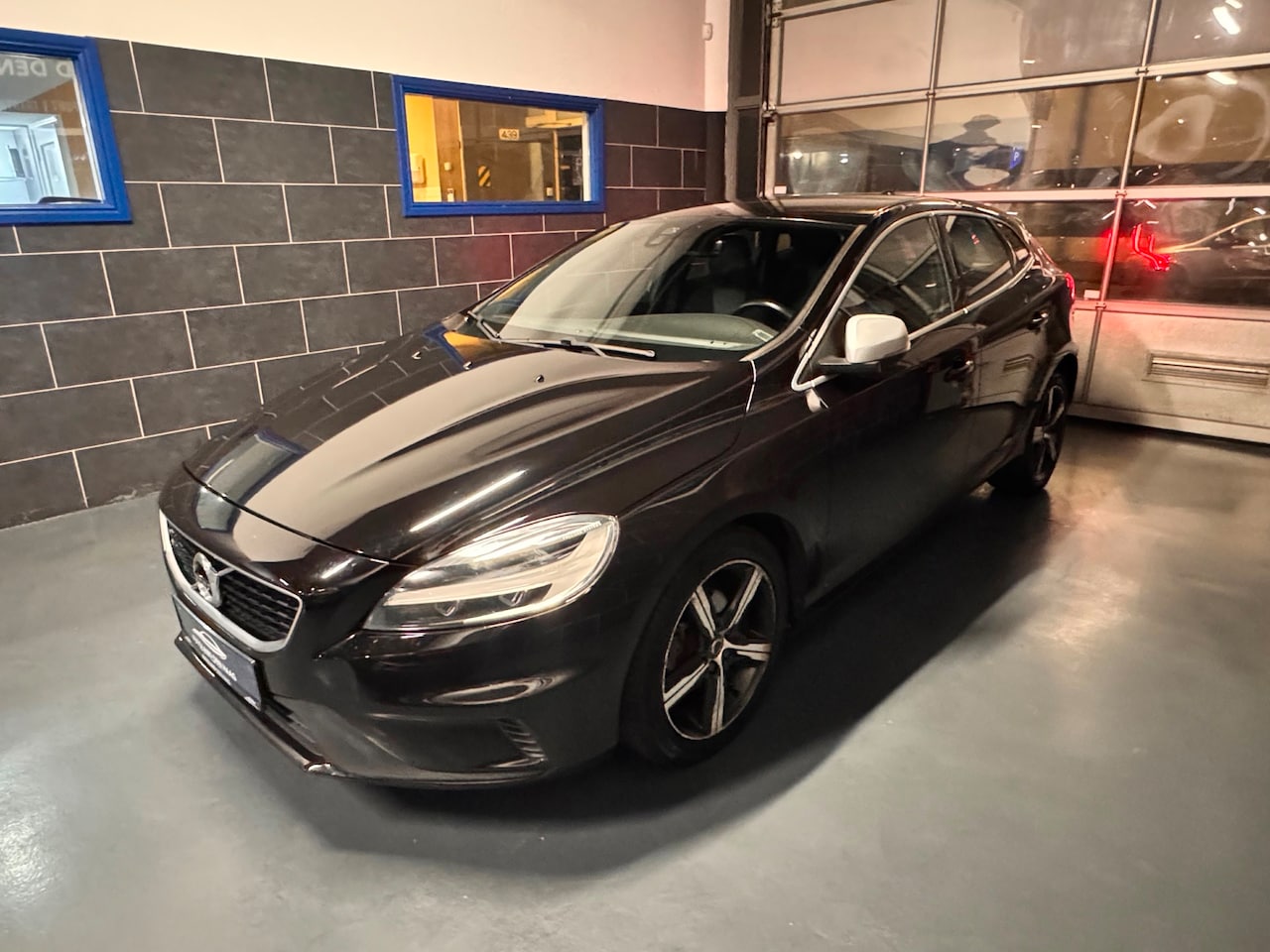 Volvo V40 - 2.0 D2 R-Design - Navi - Leer/Alcantara - Led - Cruise Control - AutoWereld.nl