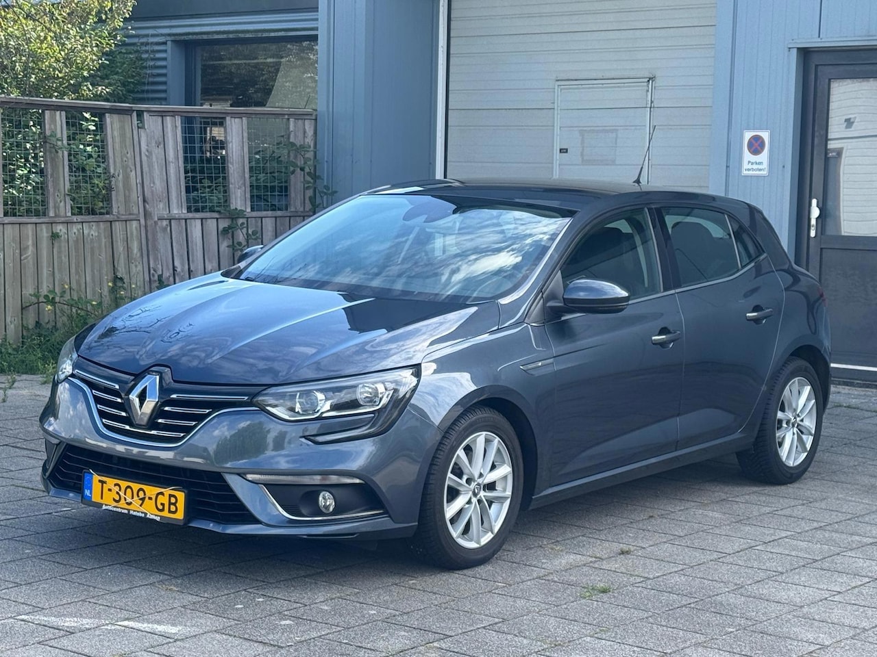 Renault Mégane - 1.2 TCe Limited/Automaat/Terkhaak/nieuwe apk/navigatie - AutoWereld.nl