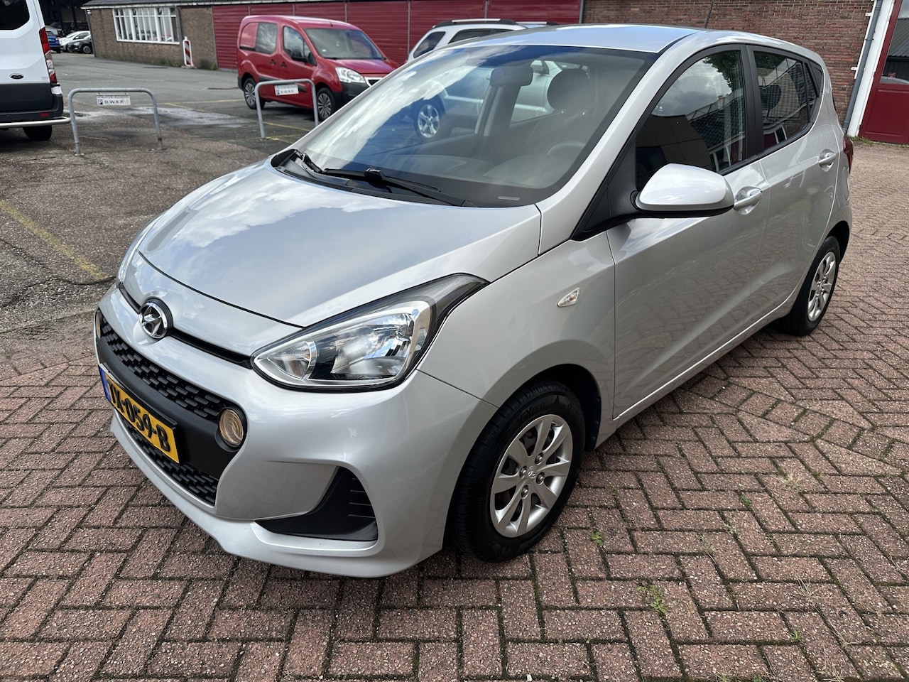 Hyundai i10 - 1.0i Comfort NAVI/CC/AIRCO APK/NAP - AutoWereld.nl